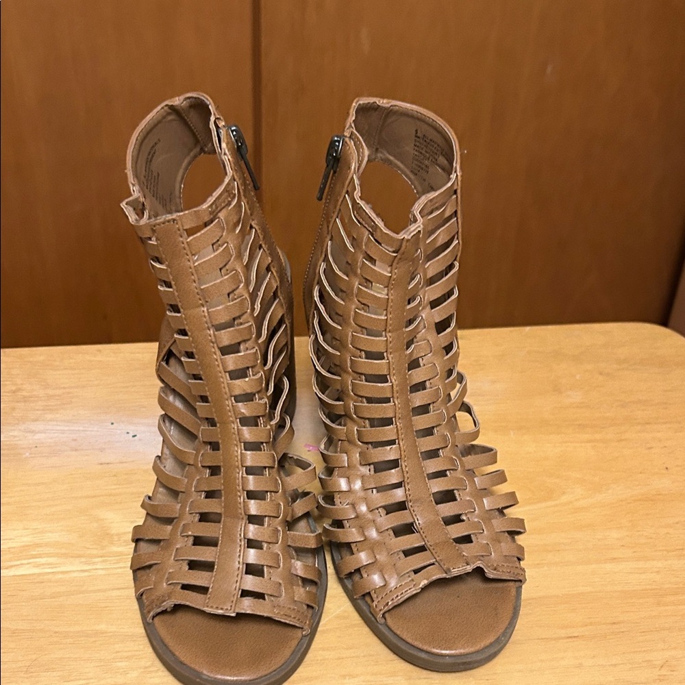 Mossimo side zip ankle height sandals open toe/heel in good worn condition sz 6